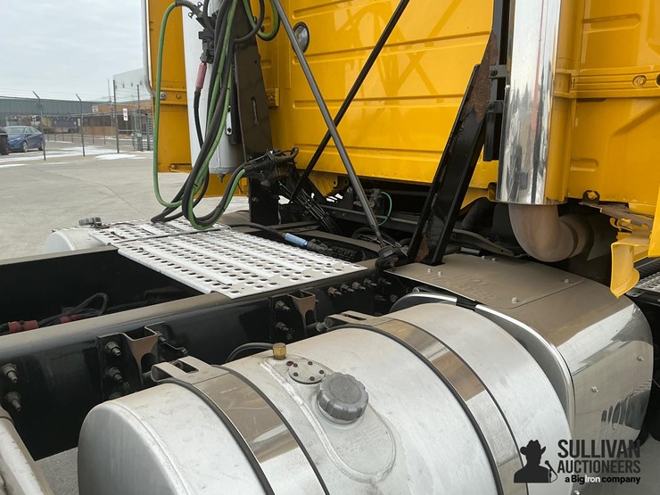 2017-volvo-vnl64t300-image-19