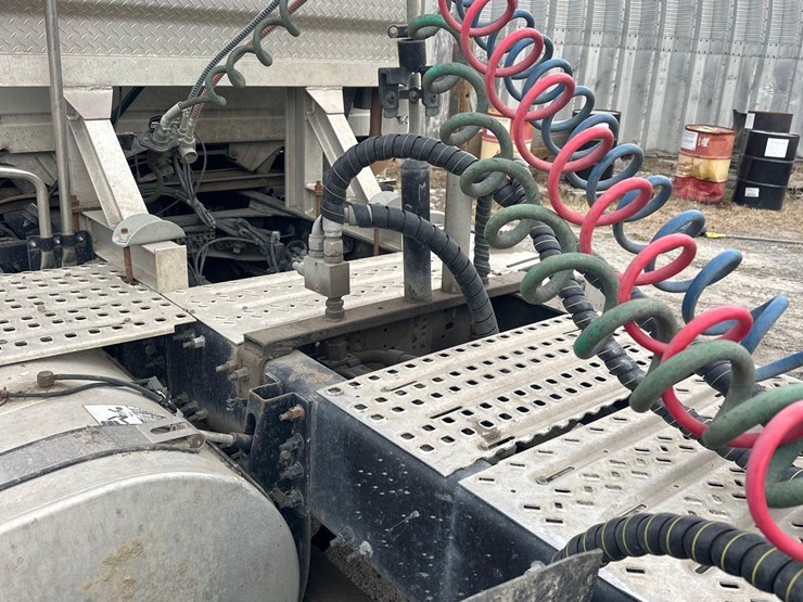 2017-volvo-vnl64-t/a-truck-tractor-image-8