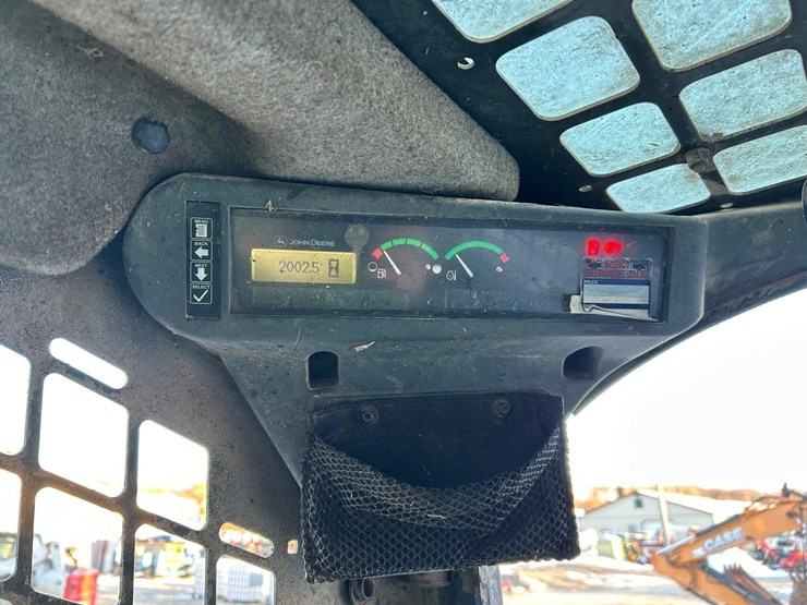 2022-deere-331g-image-21