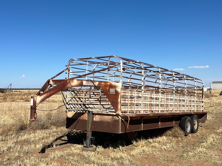 neck-over-24'-livestock-trailer-image-1