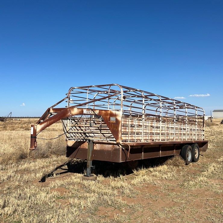 NECK OVER 24' LIVESTOCK TRAILER