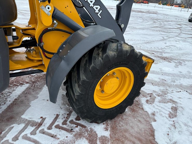 2019-deere-244l-image-11