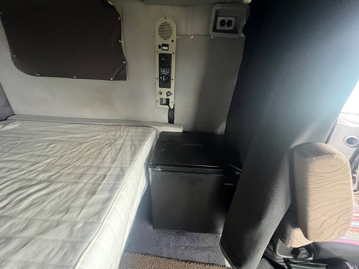 2012-volvo-vn-image-30