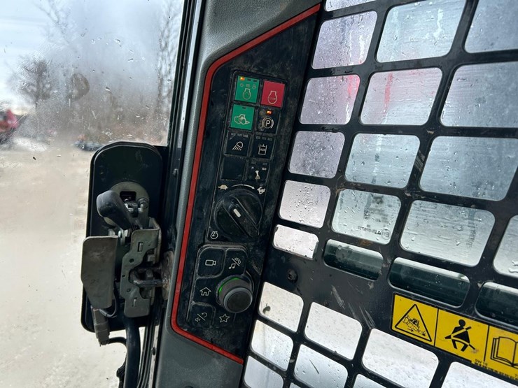 2020-bobcat-t76-image-24