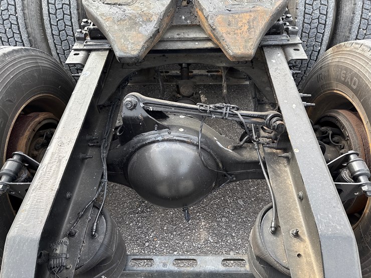 #30939-•-2012-volvo-vnl-tandem-axle-truck-tractor-image-19