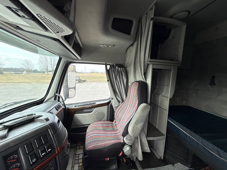 #30941-•-2010-volvo-vnl-tandem-axle-truck-tractor-image-39