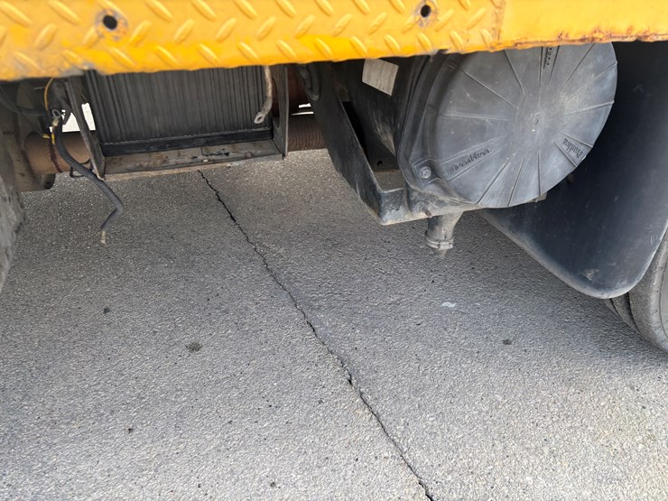 2005-gmc-t7500-image-77