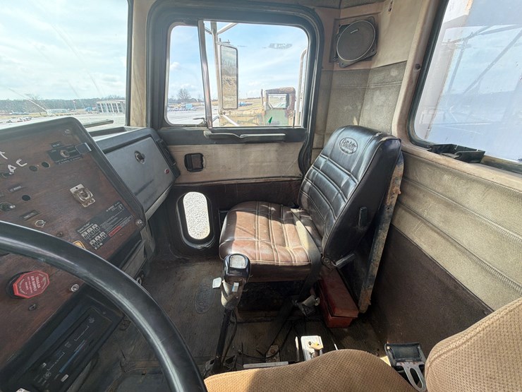 1987-peterbilt-379-image-13