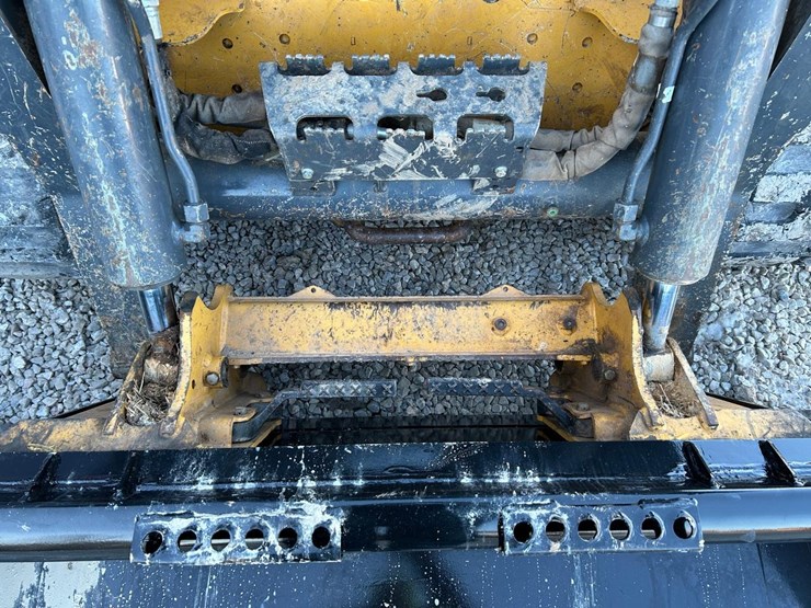 2022-deere-331g-image-10