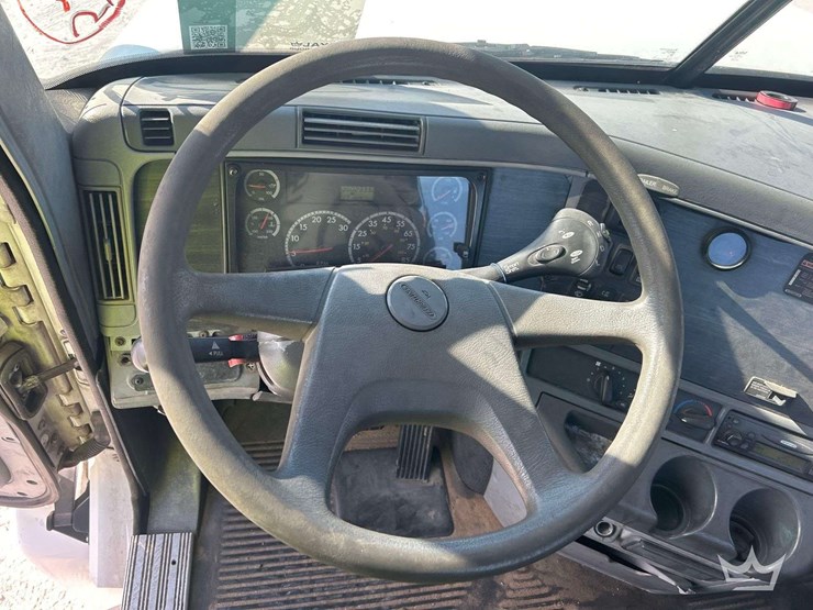 2007-freightliner-columbia-120-image-12