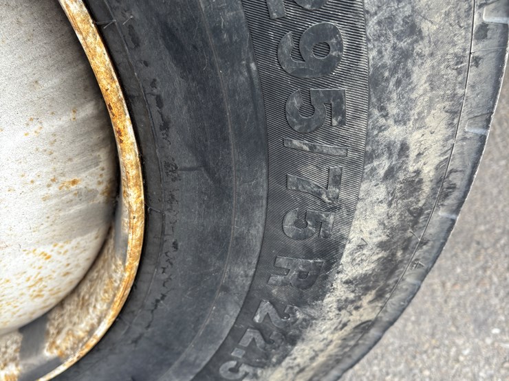 2005-gmc-t7500-image-101