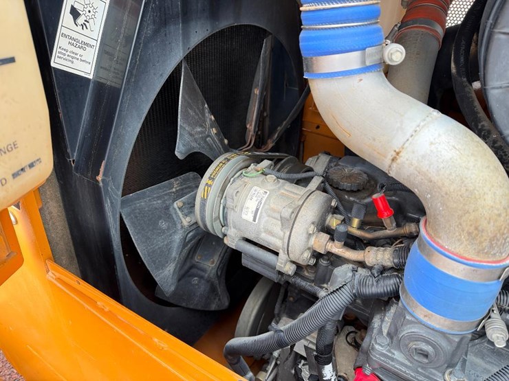 2011-case-1650l-xlt-image-54