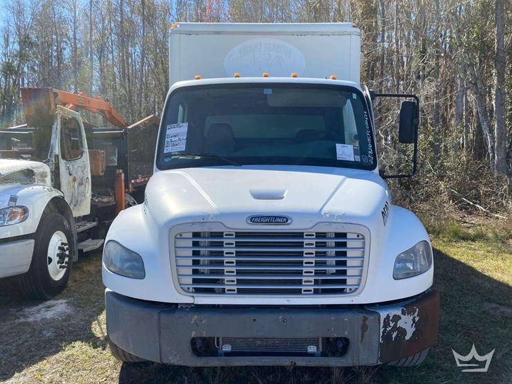 2005-freightliner-m2-106-image-24