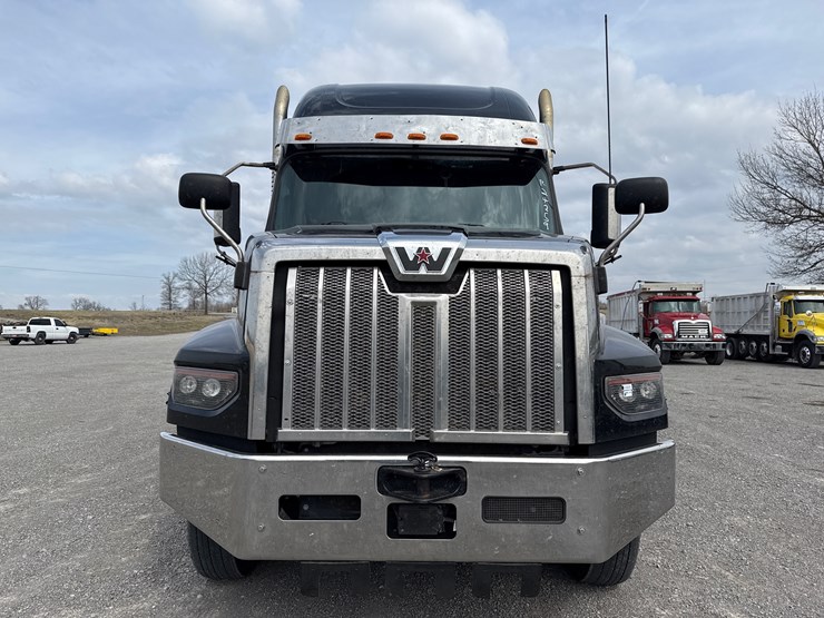 2022-western-star-49x-image-5