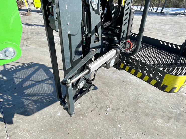 #103-•-2024-leguan-225-track-drive-articulating-boom-lift-image-48