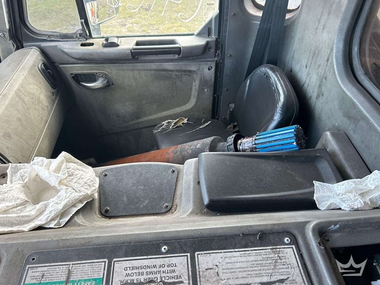 2016-peterbilt-320-image-16