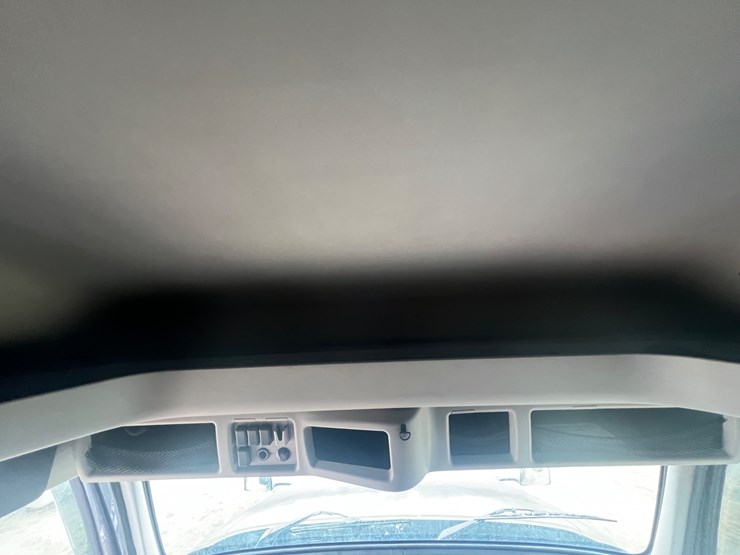 2012-volvo-vn-image-32