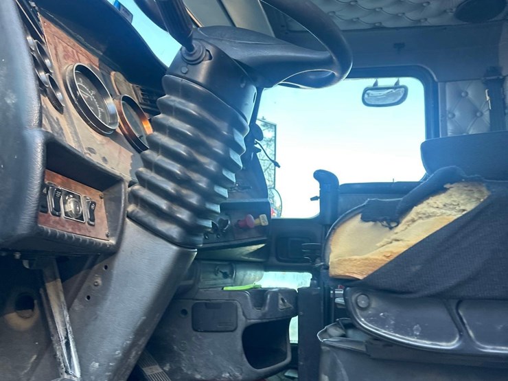 2005-kenworth-t300-image-13