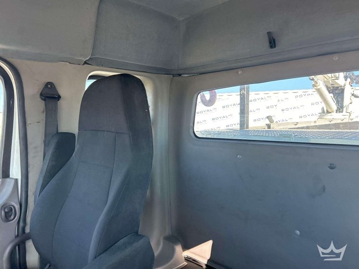 2017-freightliner-m2-106-image-17