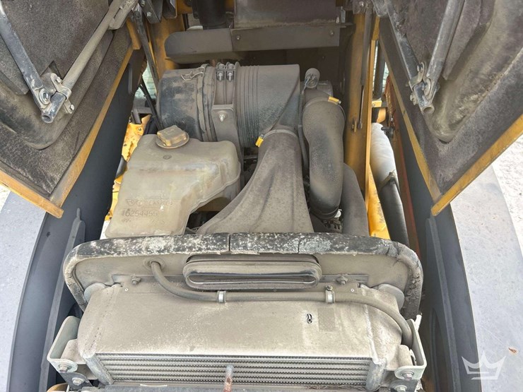 2013-volvo-bl70b-image-7