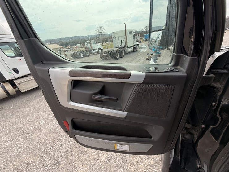 2022-western-star-49x-image-37