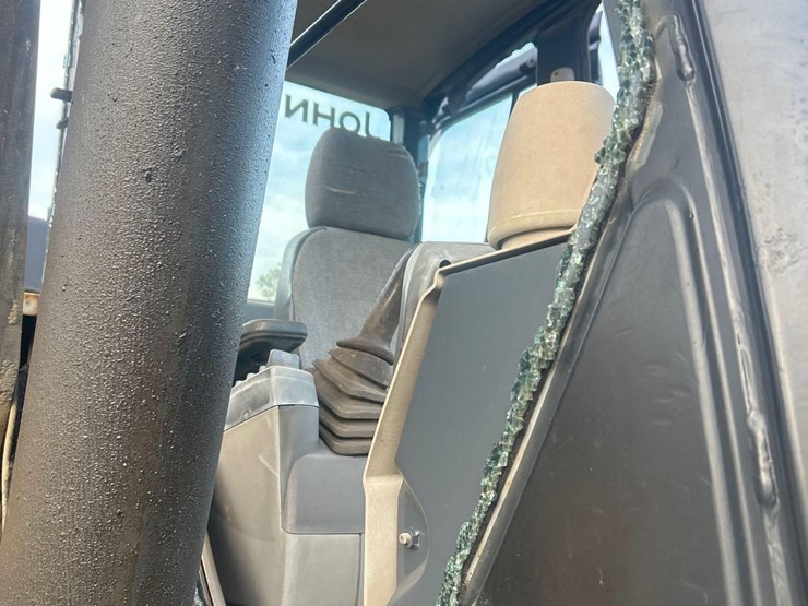 deere-240d-lc-image-35