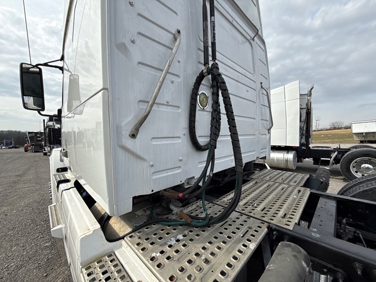 #30939-•-2012-volvo-vnl-tandem-axle-truck-tractor-image-22