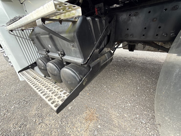 #30941-•-2010-volvo-vnl-tandem-axle-truck-tractor-image-30