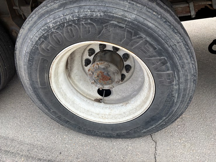 2005-gmc-t7500-image-102