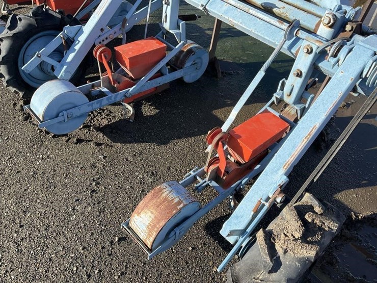 custom/gaspardo-3-pt-6-row-30"-planter-image-9