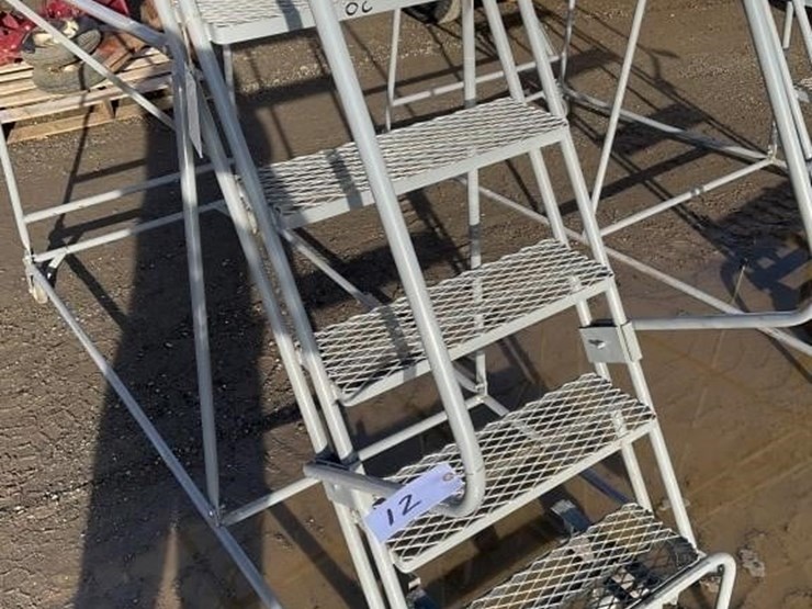 u-line-8.5'-portable-steel-step-ladder-image-8