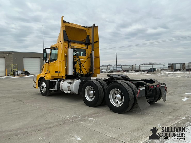 2017-volvo-vnl64t300-image-7