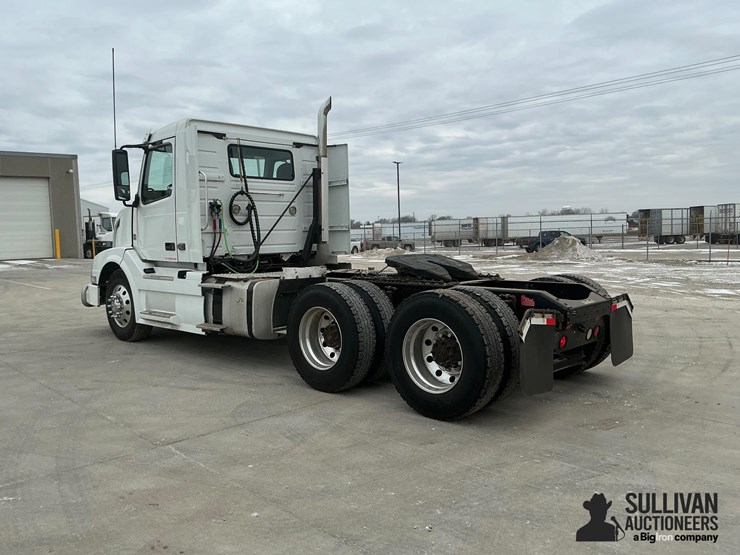 2012-volvo-vnl64t300-image-7