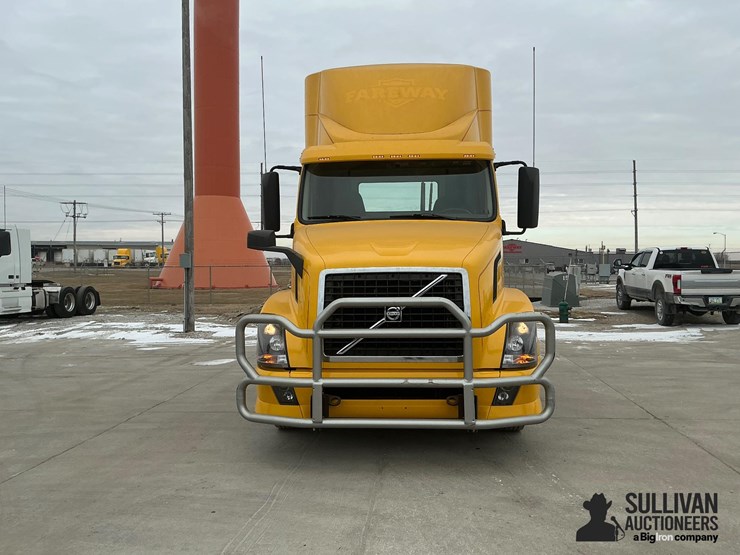 2017-volvo-vnl64t300-image-2