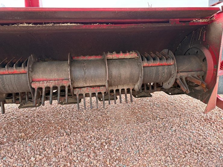 new-holland-210-image-22