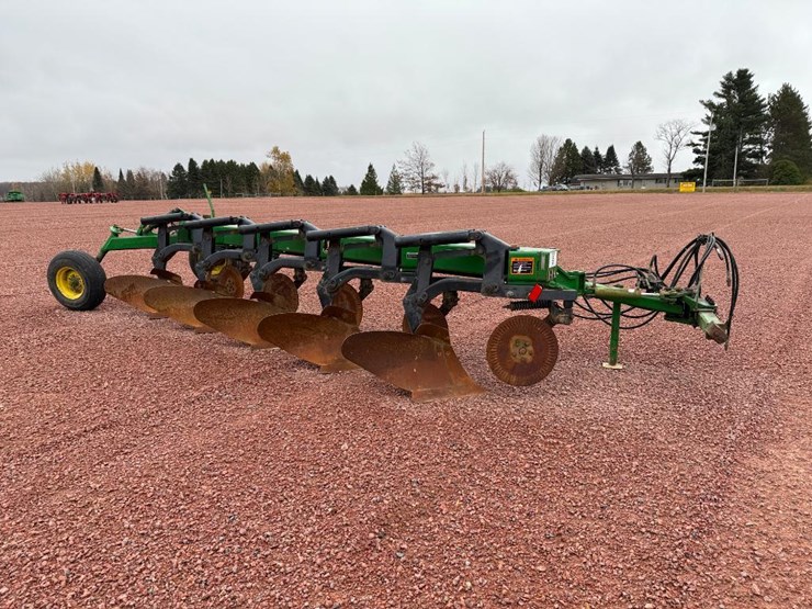 john-deere-2810-image-1