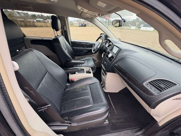 2014-chrysler-town-&-country-image-24