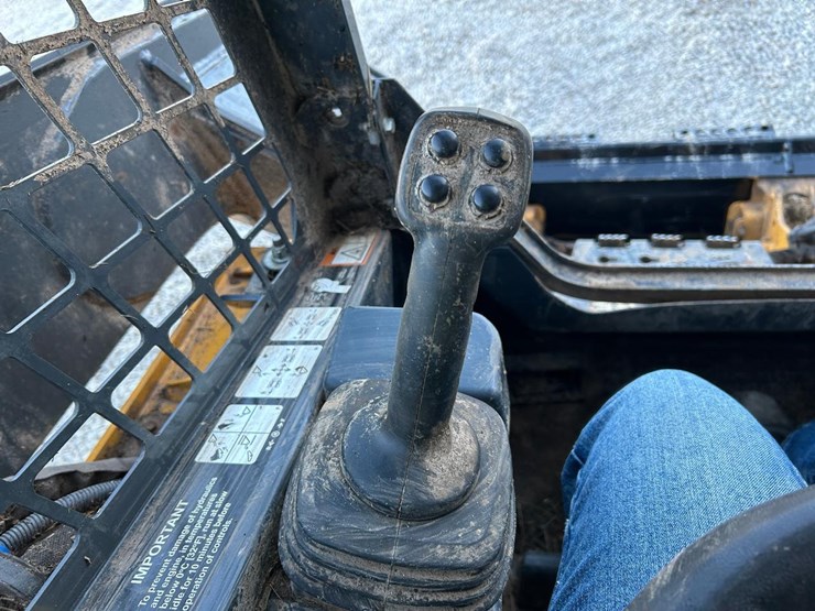 2022-deere-331g-image-22