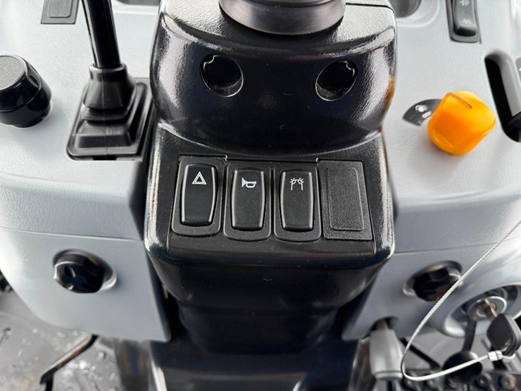 new-holland-boomer-37-image-52