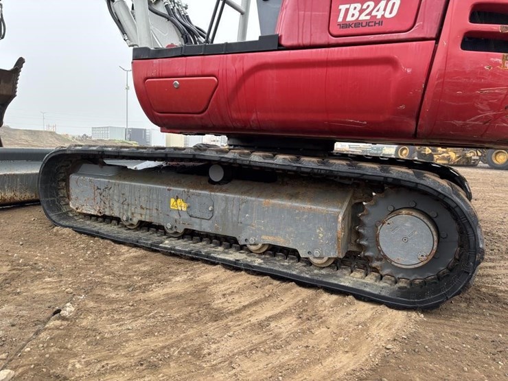 2021-takeuchi-tb240-image-22