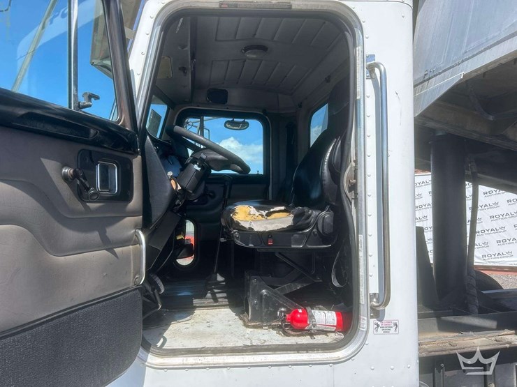 2005-peterbilt-357-image-23