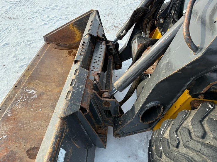 new-holland-l218-image-12