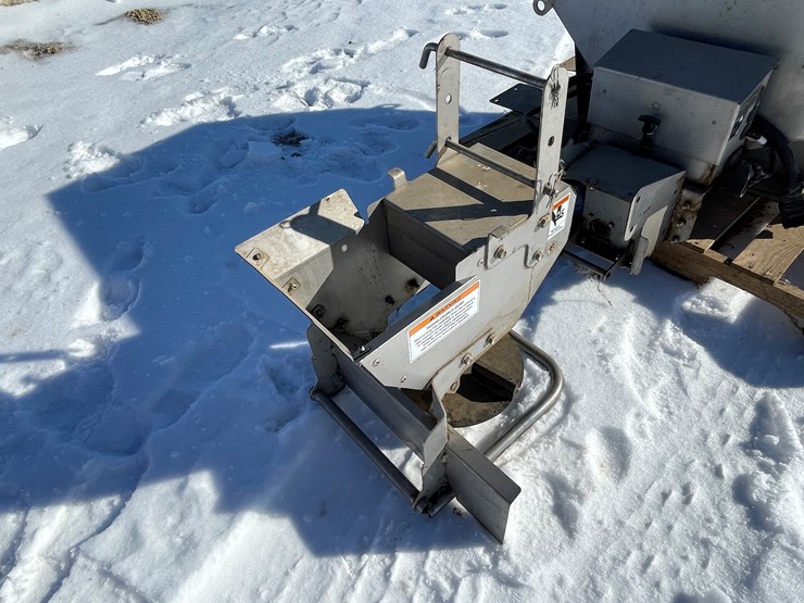 #4945-•-bobcat-mi-spreader-sp13-salter-attachment-image-17