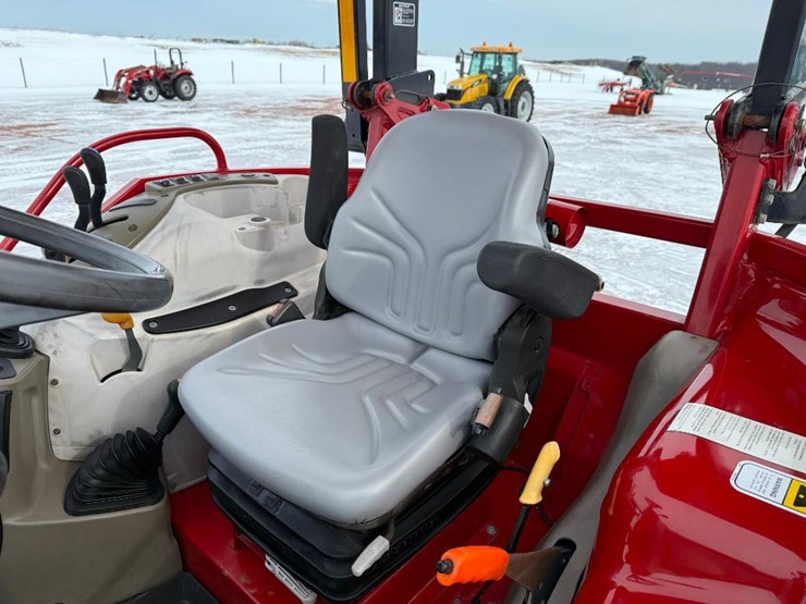 case-ih-farmall-140a-image-47