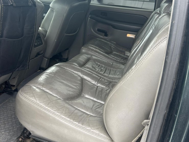 2003-chevrolet-suburban-2500-image-11