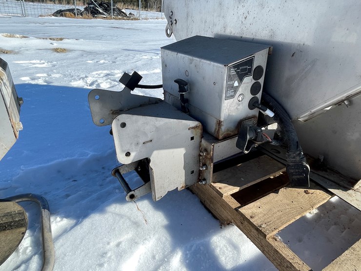 #4945-•-bobcat-mi-spreader-sp13-salter-attachment-image-7