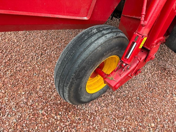 new-holland-210-image-21