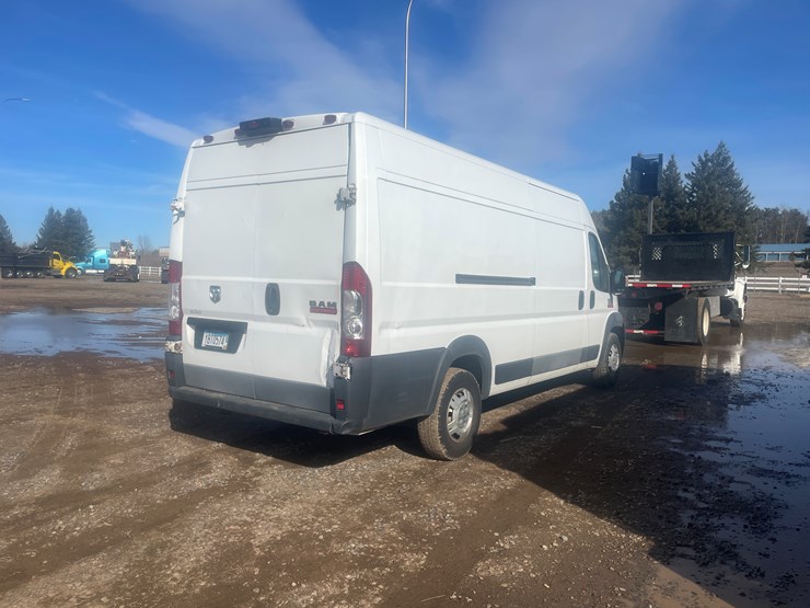 2016-dodge-3500-image-3