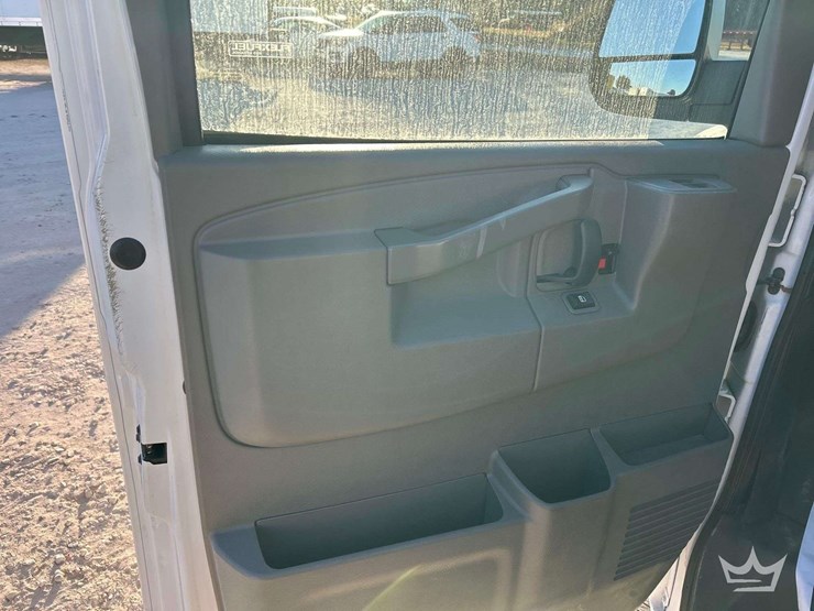 2023-chevrolet-express-2500-image-14