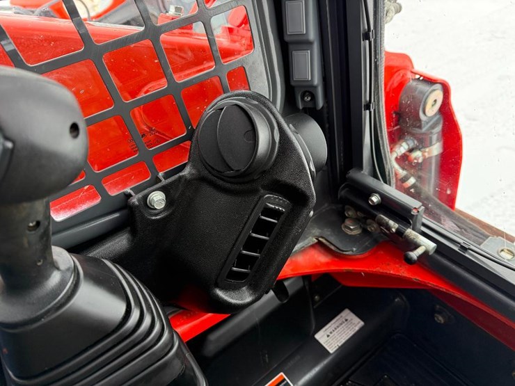 kubota-ssv75-image-36